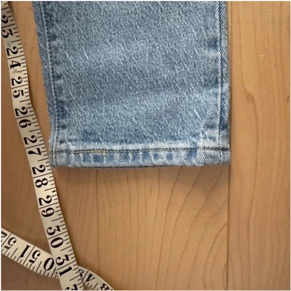 BNWT- Aritzia Levi's Premium 501 Skinny Jeans in Tango Light (26) - Picture 9 of 10